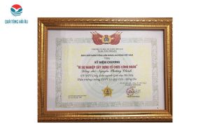 Tiêu chuẩn xét tặng kỷ niệm chương vì sự nghiệp Công Đoàn 8 tieu chi xet tang ky niem chuong vi su nghiep cong doan
